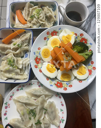 水餃和雞蛋蔬菜盤餐點 129807109