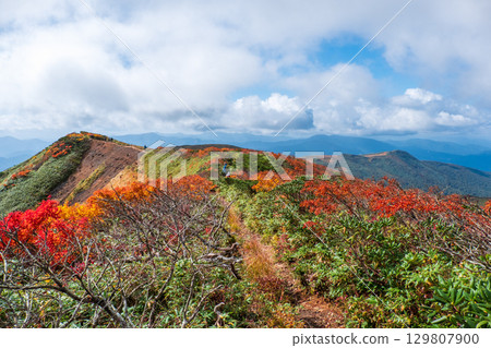Climbing Mount Kurikoma in autumn (Mount Kurikoma to Mount Masu) Climbing Mount Kurikoma in autumn (Mount Kurikoma to Mount Masu) 129807900