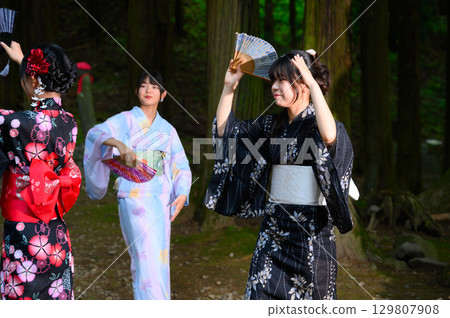 夏日祭典上身著浴衣的婦女和女孩 夏日祭典上身著浴衣的婦女和女孩 129807908