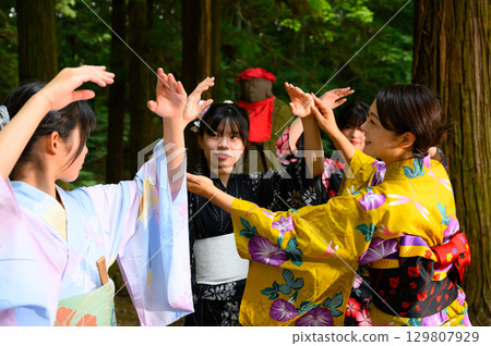 夏日祭典上身著浴衣的婦女和女孩 129807929