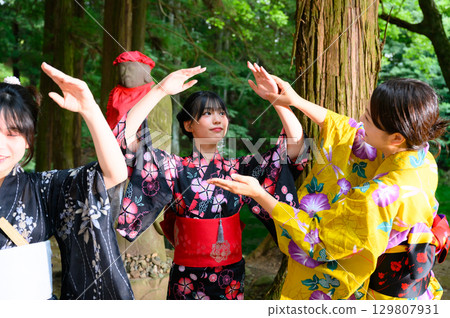 夏日祭典上身著浴衣的婦女和女孩 129807931
