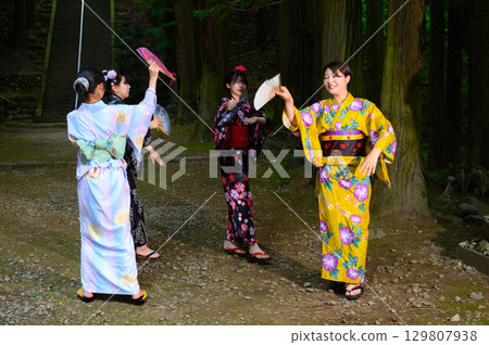 夏日祭典上身著浴衣的婦女和女孩 夏日祭典上身著浴衣的婦女和女孩 129807938