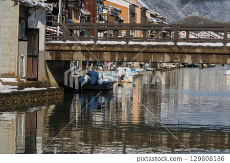 Photographing the old-fashioned, retro scenery of the Yoshiwara district of Maizuru City, a fishing town Photographing the old-fashioned, retro scenery of the Yoshiwara district of Maizuru City, a fishing town 129808186