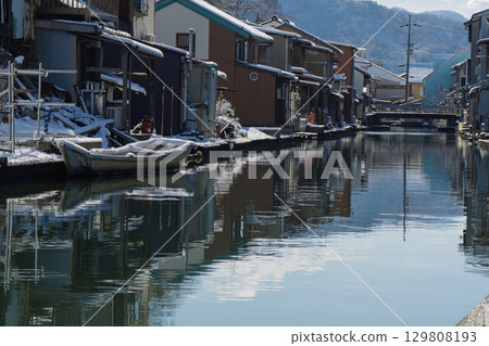 Photographing the old-fashioned, retro scenery of the Yoshiwara district of Maizuru City, a fishing town Photographing the old-fashioned, retro scenery of the Yoshiwara district of Maizuru City, a fishing town 129808193