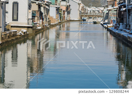 Photographing the old-fashioned, retro scenery of the Yoshiwara district of Maizuru City, a fishing town Photographing the old-fashioned, retro scenery of the Yoshiwara district of Maizuru City, a fishing town 129808244