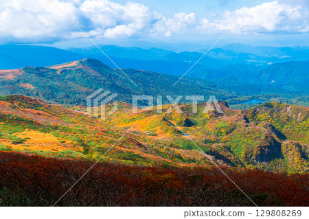 秋季攀登栗駒山（栗駒山～益武山：眺望益武山和菅原湖） 129808269