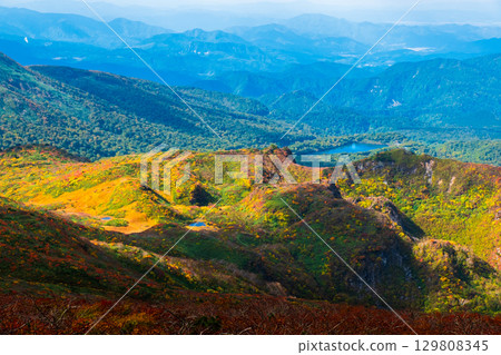 秋季攀登栗駒山（栗駒山～前岳：眺望菅原湖） 129808345