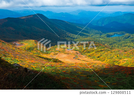 秋季攀登栗駒山(栗駒山~益武山:眺望益武山和菅原湖) 秋季攀登栗駒山(栗駒山~益武山:眺望益武山和菅原湖) 129808511