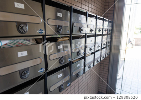 公寓大樓內的撥號式信箱 129808520