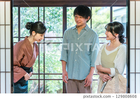 Nakaisan and proprietresses who serve tourists at long-established hot spring inns, luxury inns, and temple lodgings 129808608
