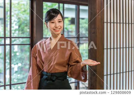 在老字號溫泉旅館、高級旅館、旅館工作的中井小姐和女房東 在老字號溫泉旅館、高級旅館、旅館工作的中井小姐和女房東 129808609