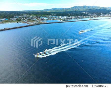 夏季從北海道森町森漁港駛出的漁船的鳥瞰圖 129808679