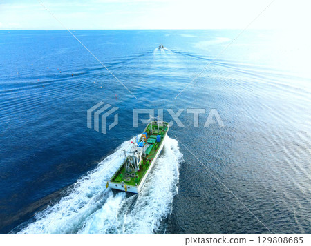 夏季從北海道森町森漁港駛出的漁船的鳥瞰圖 129808685