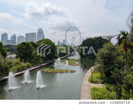 Singapore's famous botanical garden, Gardens by the Bay 129808718
