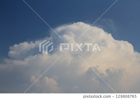 已發展成熟的積雨雲正在接近對流層頂，即將變成砧狀雲。 129808765