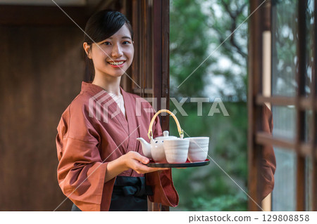 在老字號溫泉旅館、高級旅館、旅館工作的中井小姐和女房東 129808858