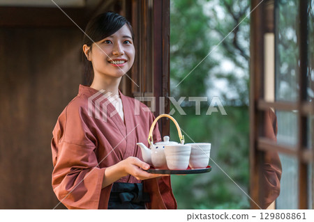 在老字號溫泉旅館、高級旅館、旅館工作的中井小姐和女房東 在老字號溫泉旅館、高級旅館、旅館工作的中井小姐和女房東 129808861