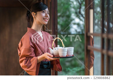 在老字號溫泉旅館、高級旅館、旅館工作的中井小姐和女房東 在老字號溫泉旅館、高級旅館、旅館工作的中井小姐和女房東 129808862