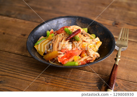 Summer vegetable tomato pasta 129808930