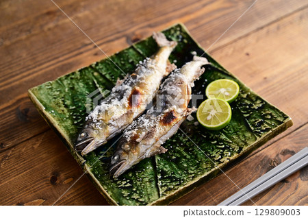 Salt-grilled salmon Salt-grilled salmon 129809003