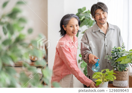 Men and women taking care of plants 129809043
