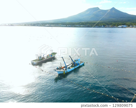 夏季北海道森町噴火灣（內浦灣）的固定網漁船鳥瞰圖 129809075