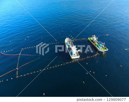 夏季北海道森町噴火灣（內浦灣）的固定網漁船鳥瞰圖 129809077