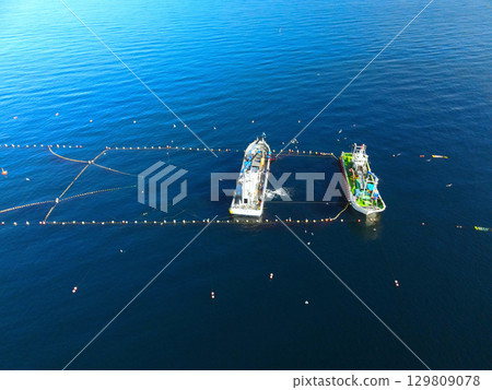 夏季北海道森町噴火灣（內浦灣）的固定網漁船鳥瞰圖 129809078