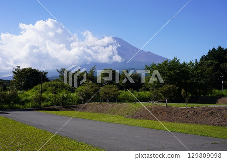 從靜岡縣裾野市眺望夏季的富士山 129809098