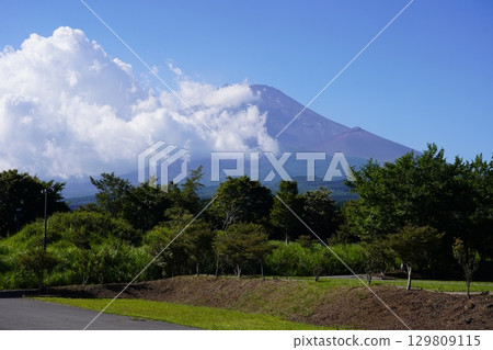 從靜岡縣裾野市眺望夏季的富士山 從靜岡縣裾野市眺望夏季的富士山 129809115