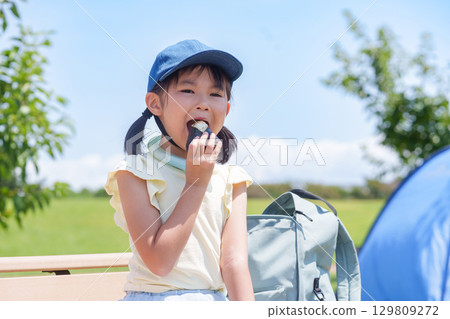Children eating at a picnic 129809272