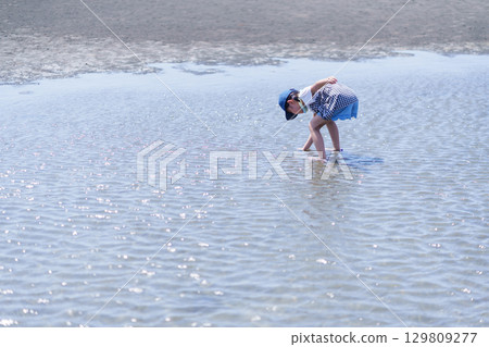 暑假期間，孩子們在海灘撿貝殼 129809277