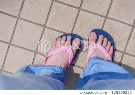 穿沙灘涼鞋的女人 穿沙灘涼鞋的女人 129809282