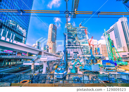 8月19日，日本東京城市景觀。履帶起重機、打樁機等大型重型機械排列整齊…=澀谷 129809323