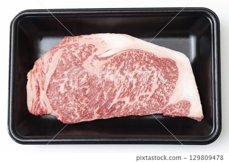 白色背景中塑膠托盤中的牛排肉 129809478