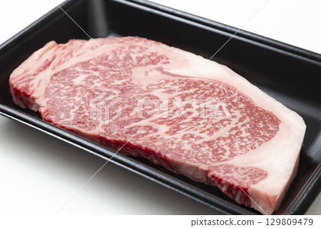 白色背景中塑膠托盤中的牛排肉 白色背景中塑膠托盤中的牛排肉 129809479