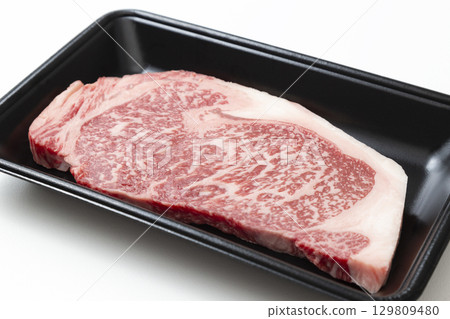 白色背景中塑膠托盤中的牛排肉 白色背景中塑膠托盤中的牛排肉 129809480