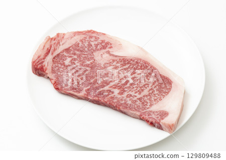 白盤子上的牛排肉 白色背景 129809488