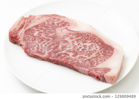 白盤子上的牛排肉 白色背景 白盤子上的牛排肉 白色背景 129809489