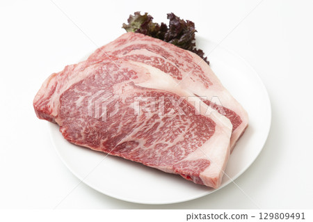 白盤子上的牛排肉 白色背景 白盤子上的牛排肉 白色背景 129809491