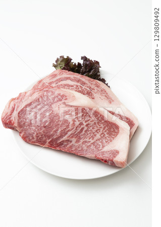 白盤子上的牛排肉 白色背景 129809492