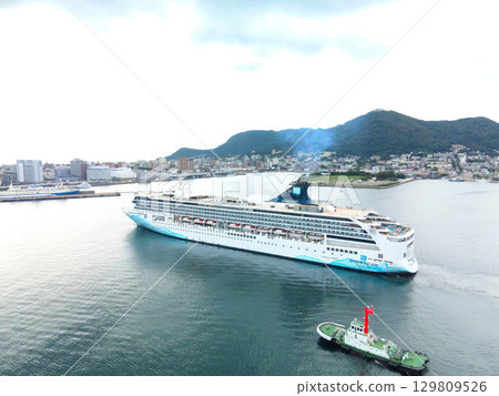 夏季停靠北海道函館市函館港的遊輪「挪威精神號」的鳥瞰圖 129809526