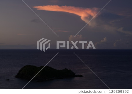 [Ishigaki Island, Okinawa Prefecture] Sunset view from Cape Hirakubo 129809592