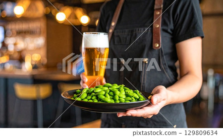 在居酒屋工作的人 129809634