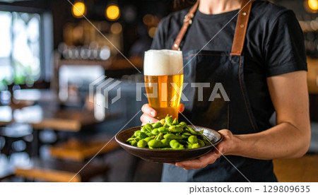 在居酒屋工作的人 在居酒屋工作的人 129809635