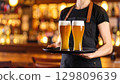 在居酒屋工作的人 129809639