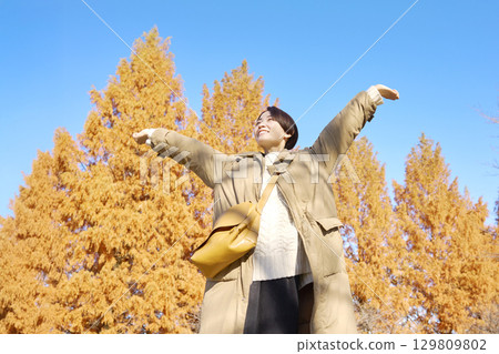 Woman, middle-aged, autumn leaves, travel Woman, middle-aged, autumn leaves, travel 129809802