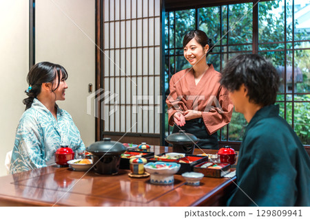 旅館、客房、女服務生在私人房間講解菜餚、Nakai（客房內用餐） 129809941