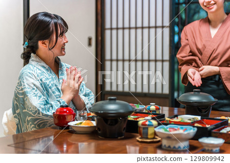 旅館、客房、女服務生在私人房間講解菜餚、Nakai(客房內用餐) 旅館、客房、女服務生在私人房間講解菜餚、Nakai(客房內用餐) 129809942