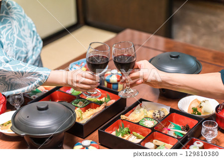 Couples and couples eating dinner at hot spring inns and inns, in-room dining 129810380